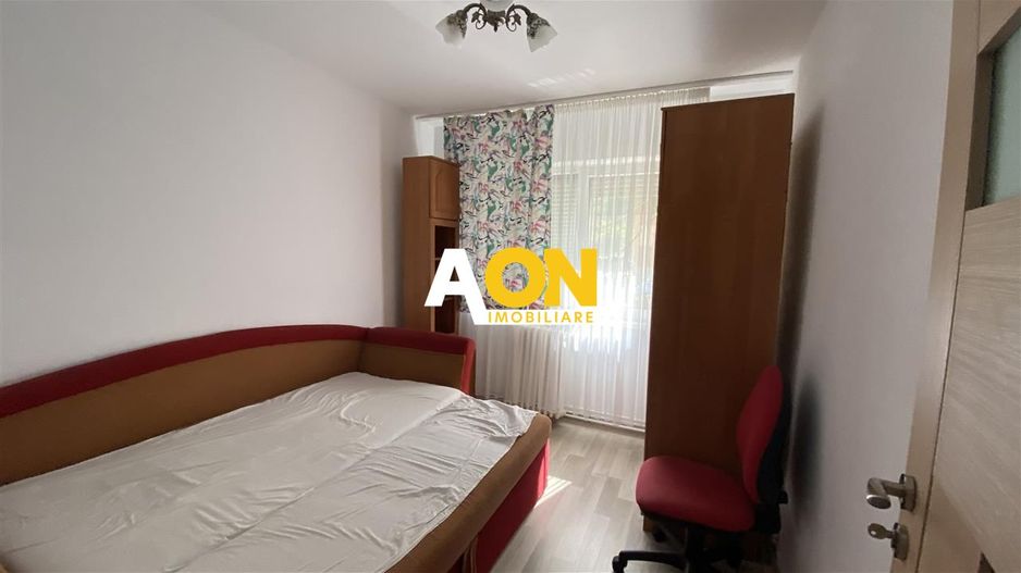 Apartament 2 camere, semidecomandat, zona Cetate. - Poză 2
