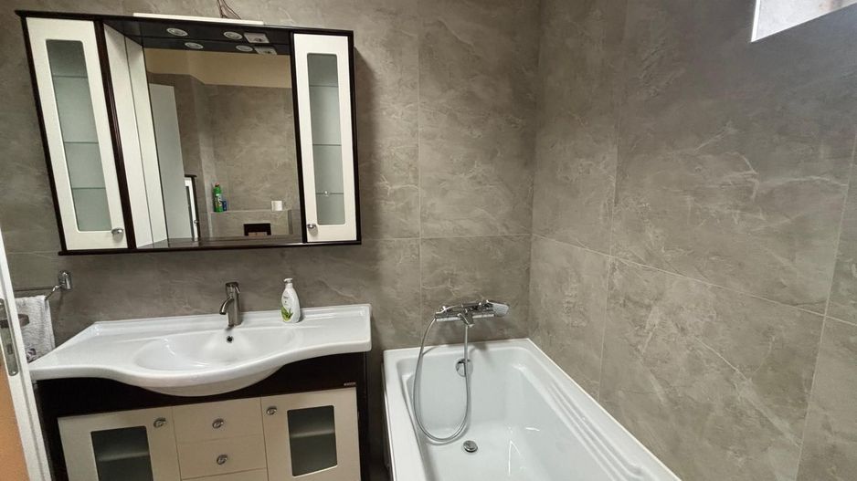 Apartament spatios si complet renovat - Poză 9