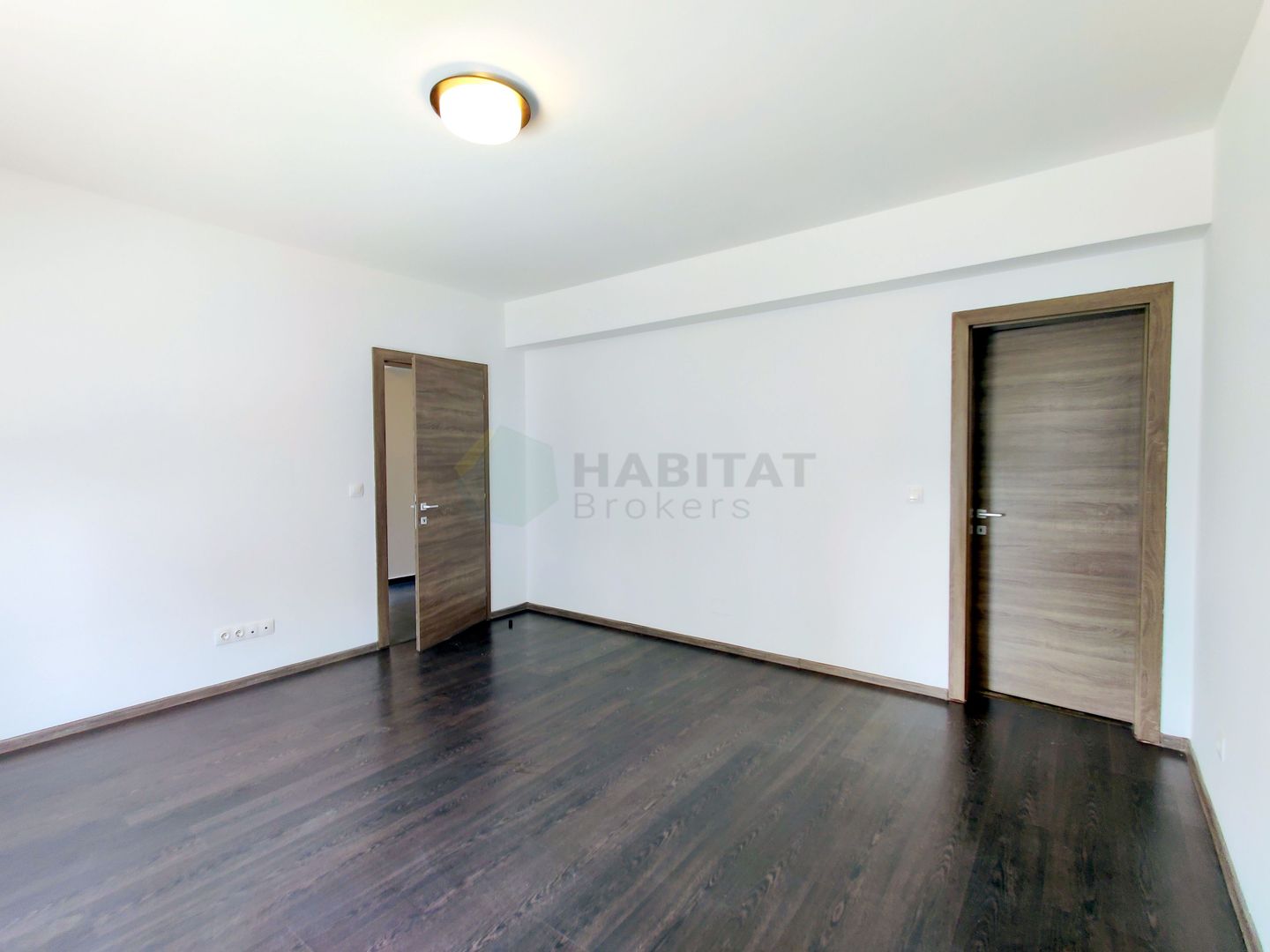 Decomandat, doua bai, loc de parcare in subteran, disponibil imediat - Poză 3