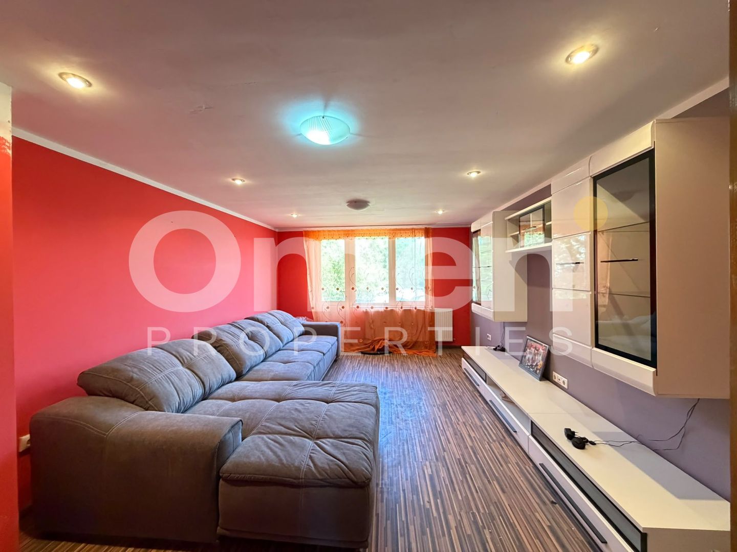 Apartament cu 3 camere | pe 2 niveluri | cu garaj | zona centrala | sat Arinis - Poză 2