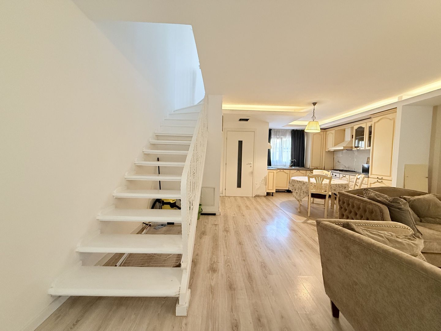 Vila cu 2 dormitoare si 3 bai | Cosmopolis | aproape de Mall | Piscina - Poză 7