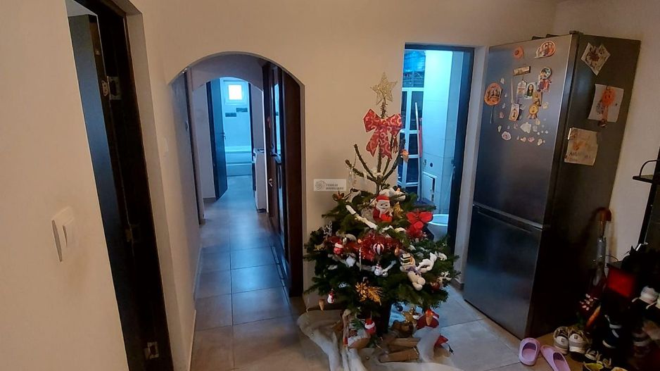 Se vinde apartament 3 camere/ultracentral/Focsani/parter - Poză 2