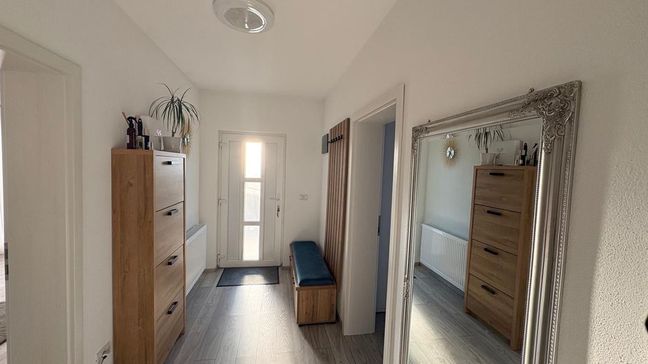 MOBILAT-UTILAT, 3 CAMERE, CURTE SPATOASA - Poză 3