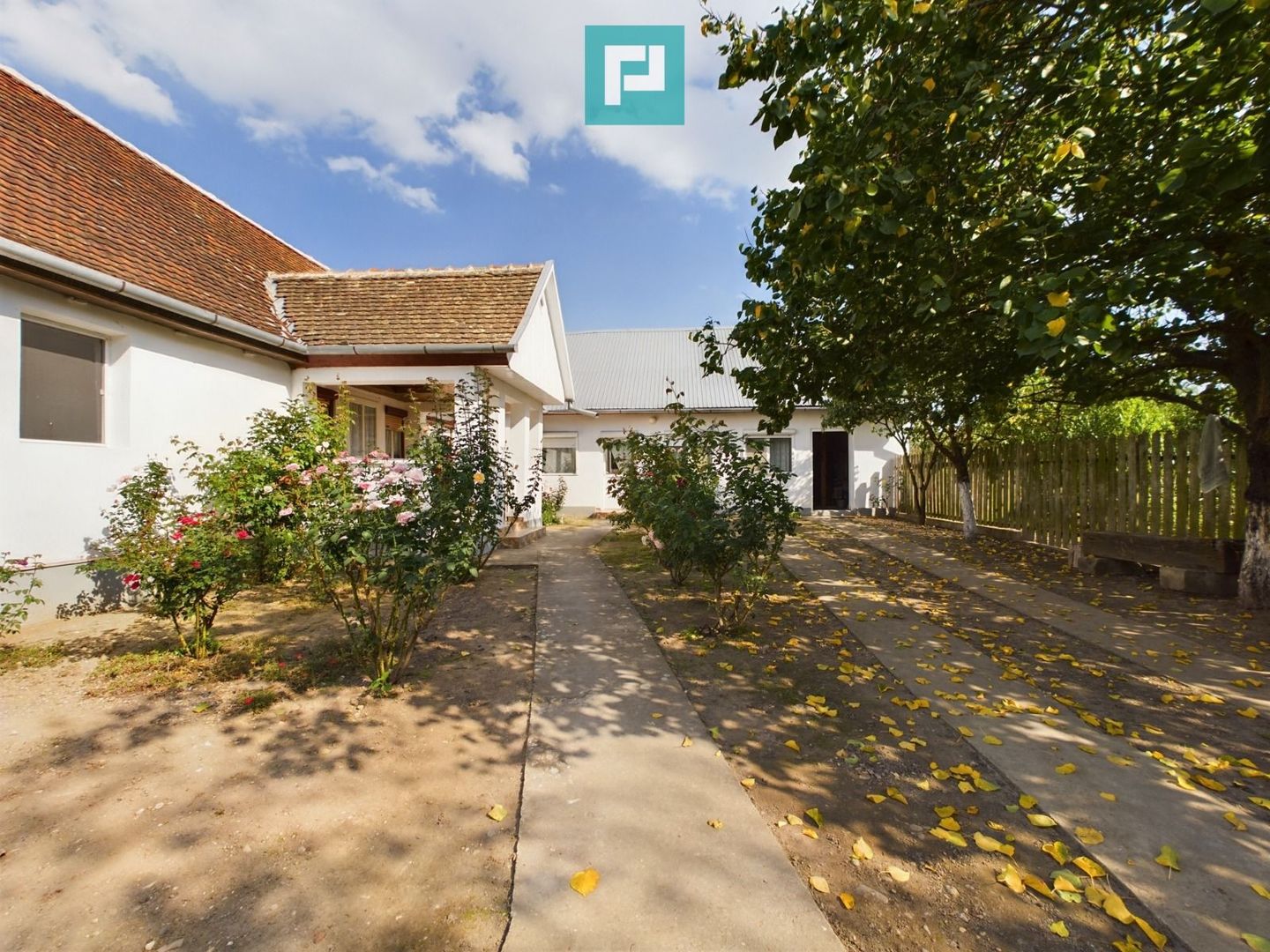 Casă cu teren 2877 mp, orașul Ineu - Poză 2