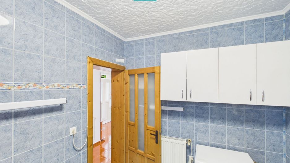 Casă renovată cu curte mare de închiriat în Rontău - Poză 3