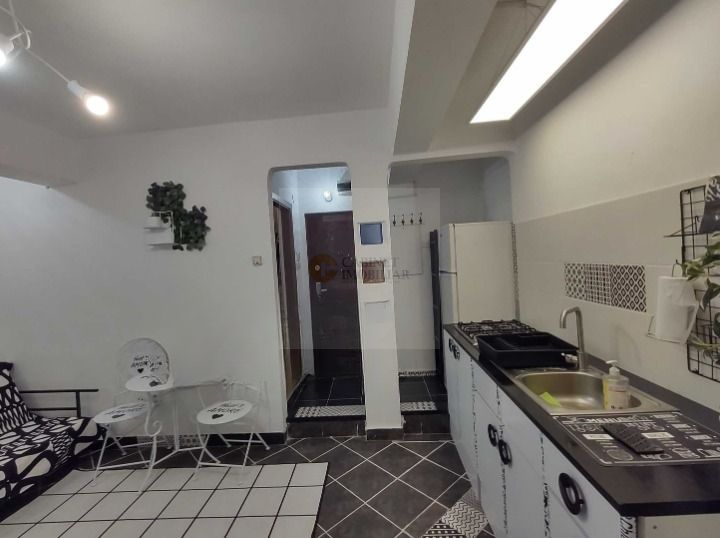 Piata Romana metrou - vedere catre bulevard - Poză 3