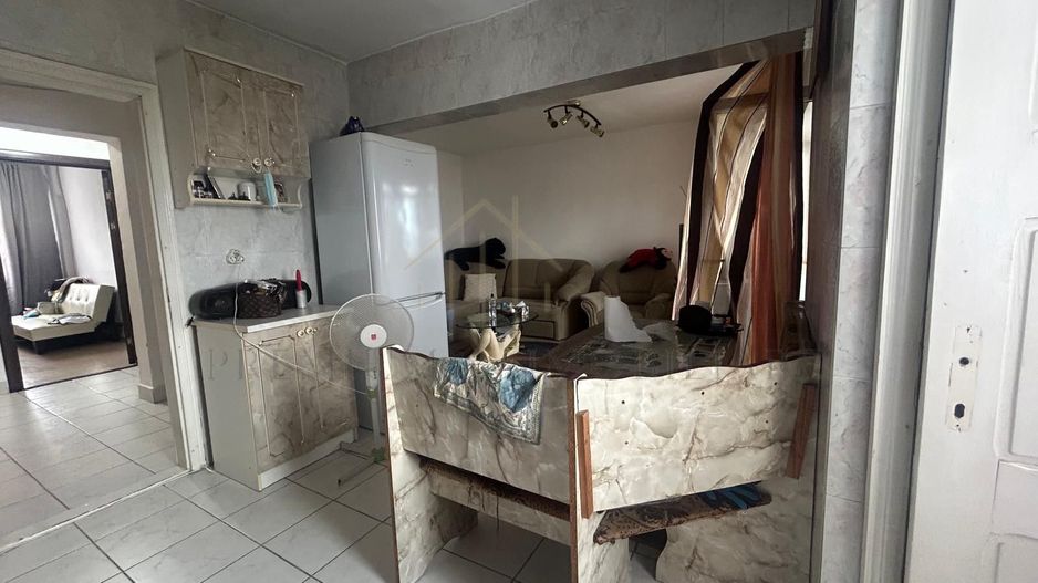 De vanzare Apartament 3 camere zona de jos - Poză 3