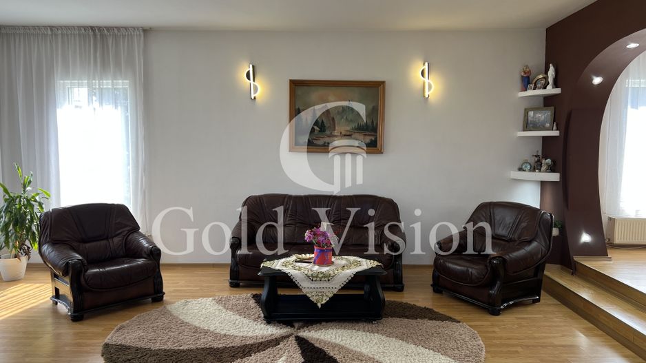 Case cu 7 camere, curte proprie + spălătorie, în Sighetu Marmației - Poză 4