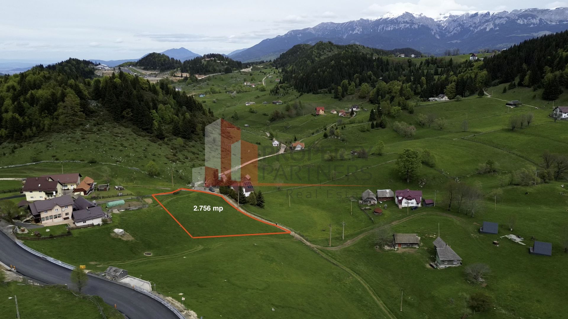 Teren Fundata cu vedere la muntii Bucegi - Poză 2
