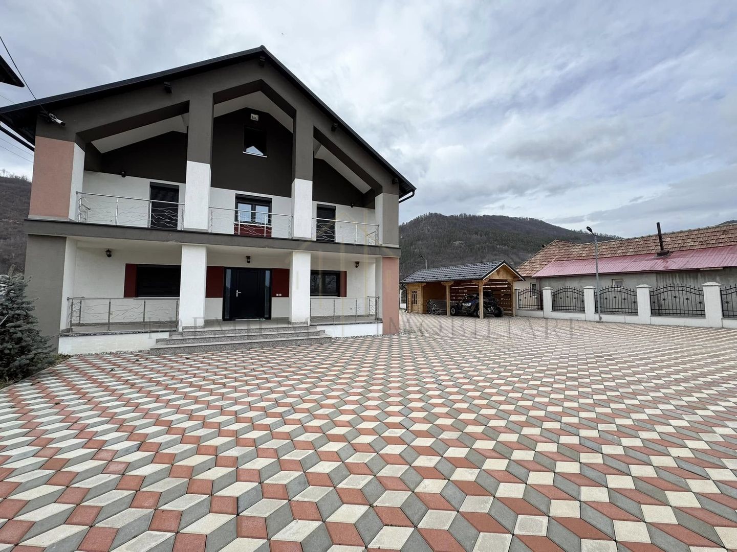 Vila de Lux la 13 km de Onesti - Poză 3