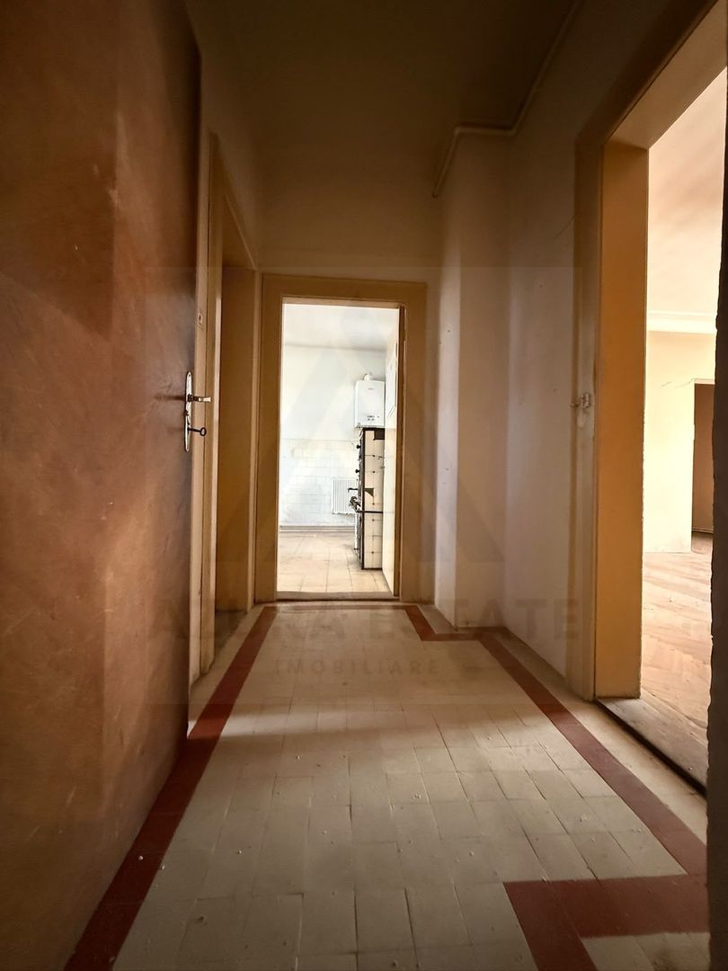 Apartament la casa 4 camere 4 bai 219.5 mp utili si garaj zona Central - Poză 4