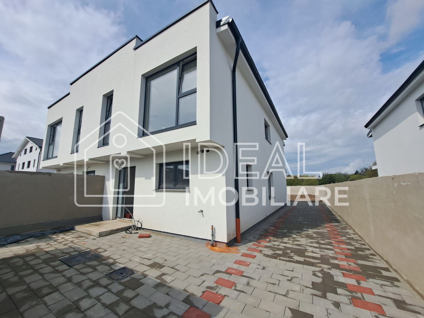 Duplex Modern cu 4 camere si 400 de mpde curte, zona Lidl - Poză 2