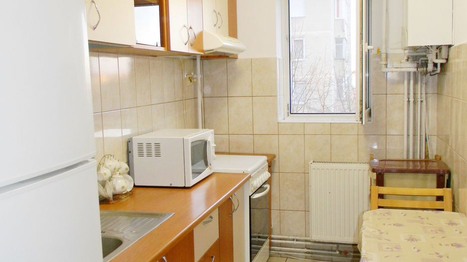 Apartament cu 3 camere mobilate,cartier Tractoru - Poză 1