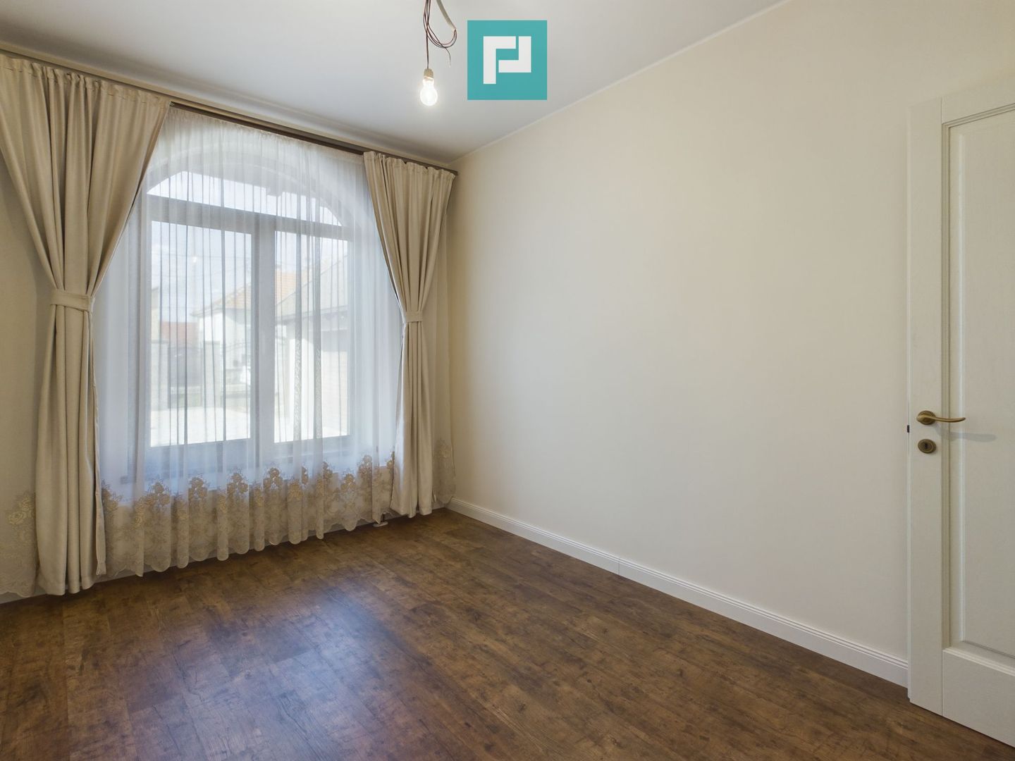 Vilă la sol cu 3 camere în Pârneava - Poză 12