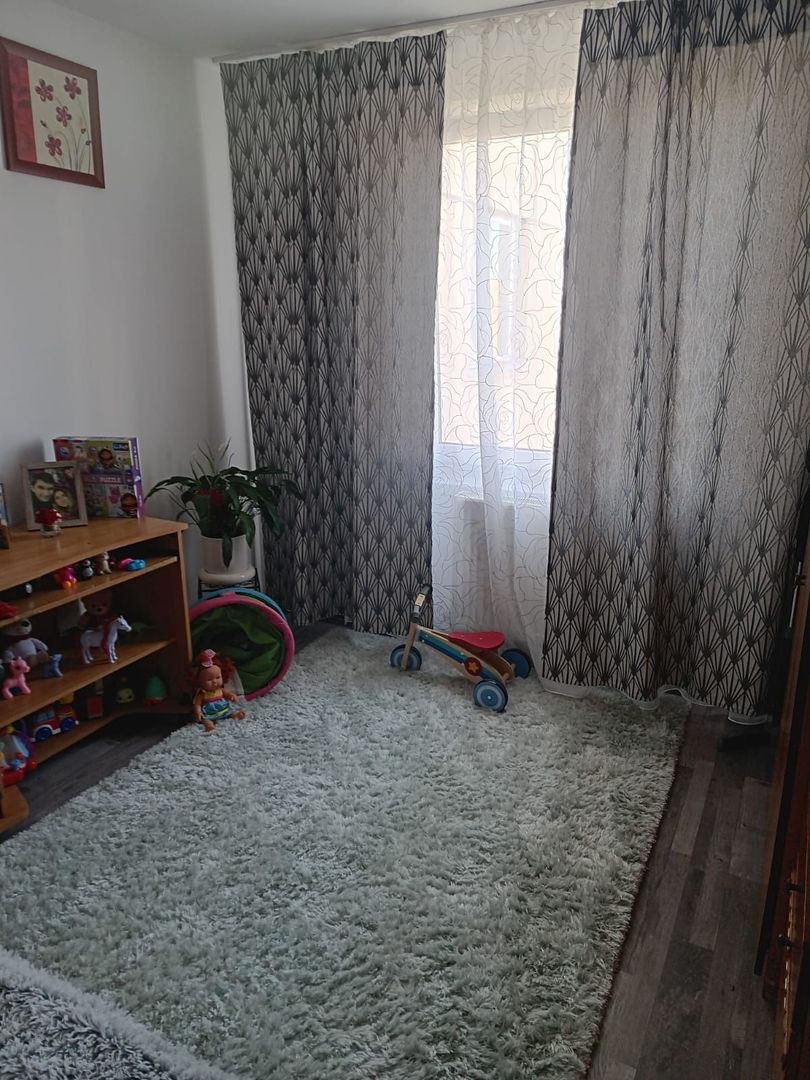 Apartament Luminos 4 camere. Zona Panselelor. Cu Centrala. Parcare. - Poză 2