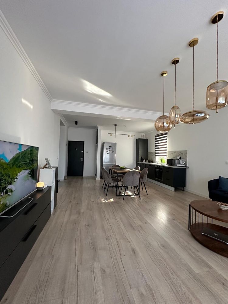 Vând apartament cu trei camere - Poză 2