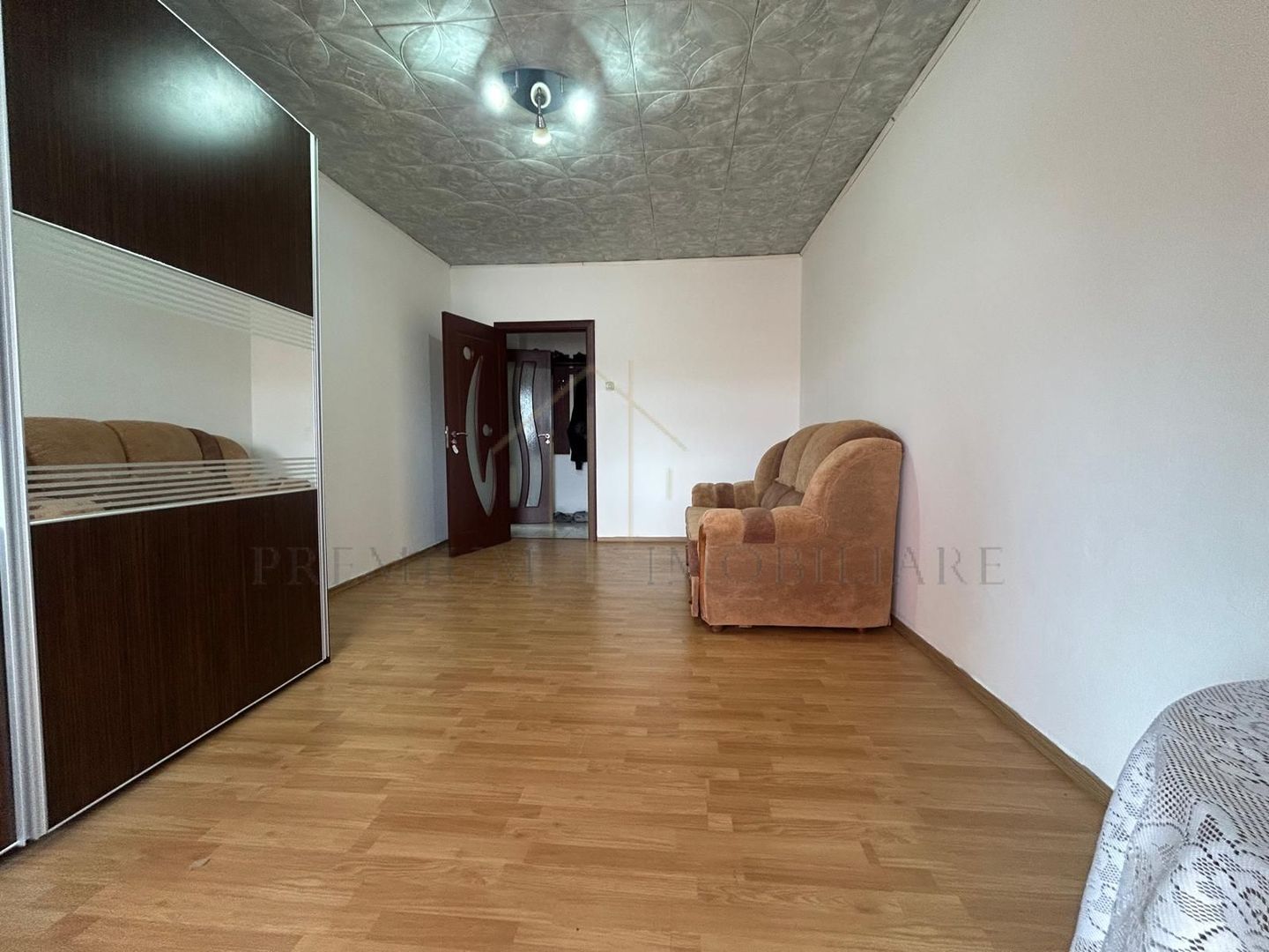 De vanzare apartament 2 camere zona Judecatorie Onesti - Poză 2