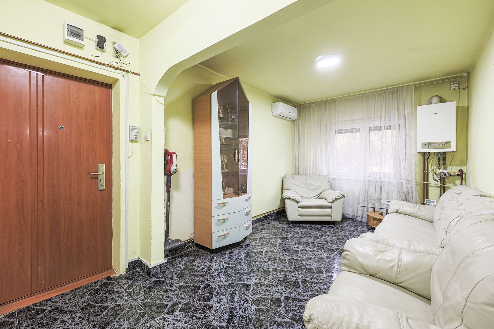 Apartament foarte spațios cu 5 camere la parter in Micalaca Comision 0 - Poză 2