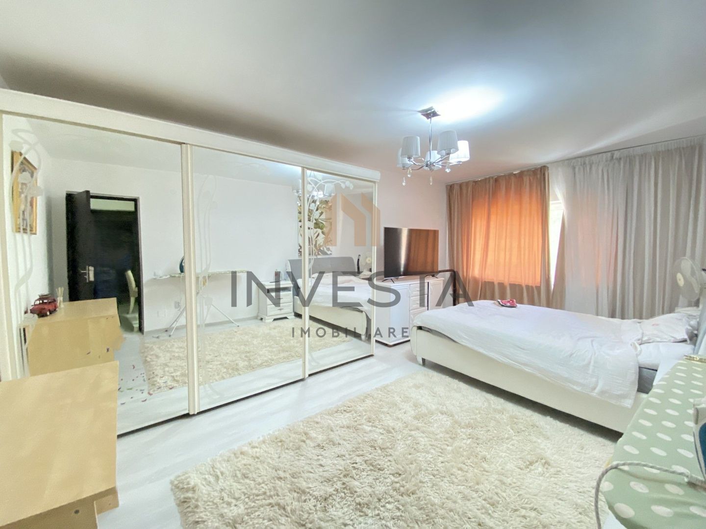 Apartament 3 camere decomandat cu balcon si parcare, zona Gruia - Poză 1