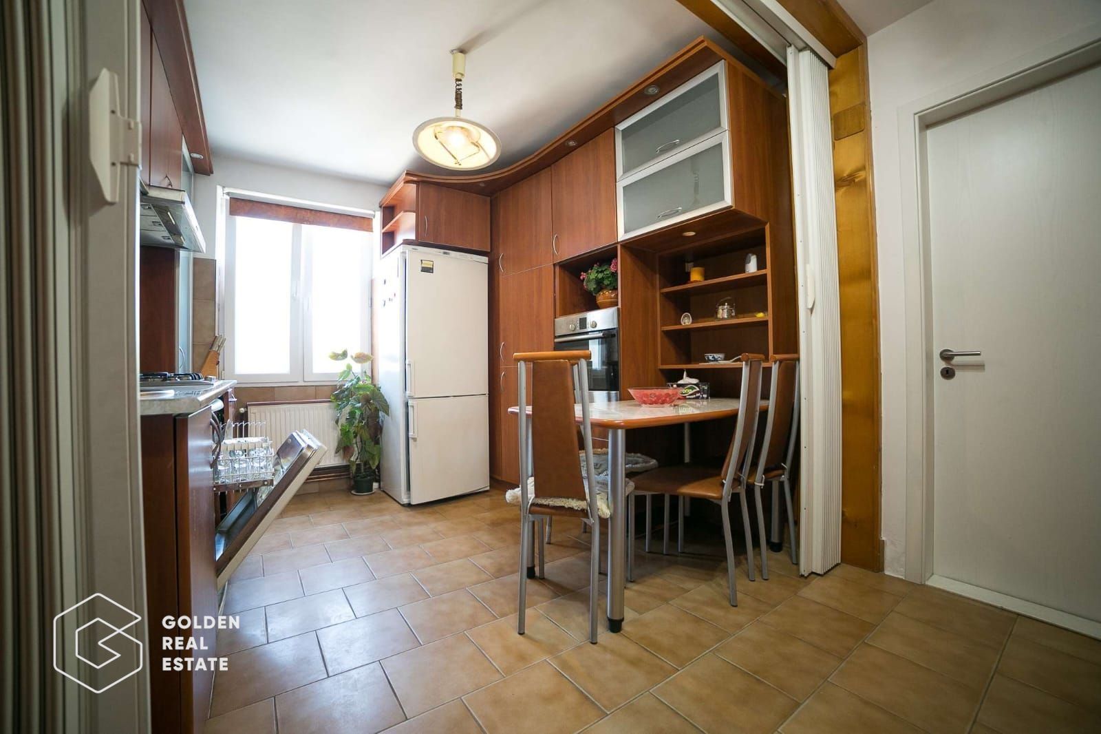 Apartament superb, ultracentral, 3 camere, centrala proprie si 2 locuri parcare - Poză 5