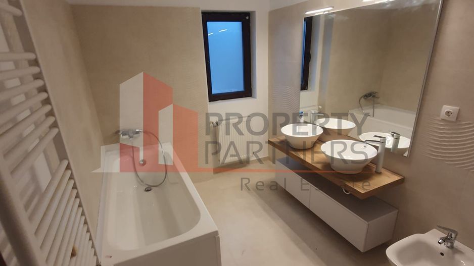Proprietate pe marginea lacului, vila impresionanta. - Poză 42