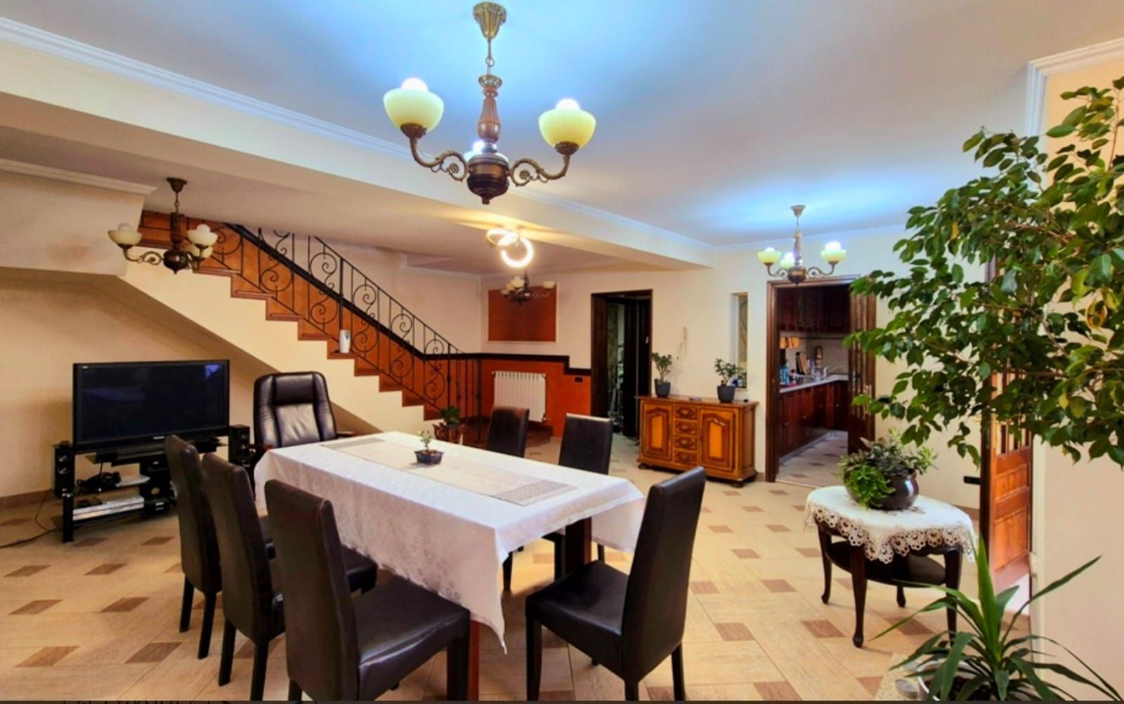 Cauți o casă mare sau spațiu pentru business? Aici le ai pe ambele! - Poză 19