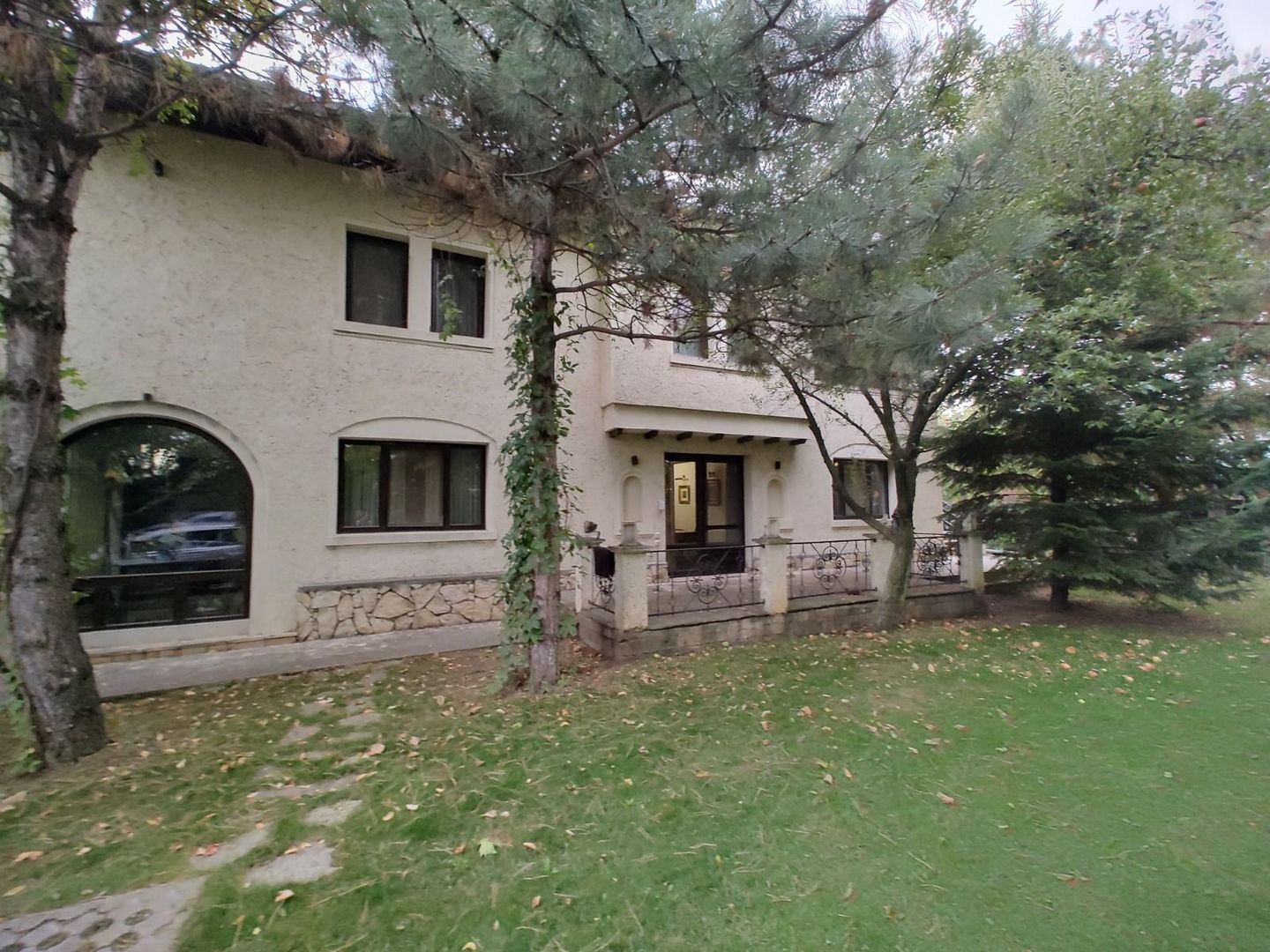 Vila mediteraneană cu farmec neo-românesc, în liniștea eleganta din Iancu Nicola - Poză 1