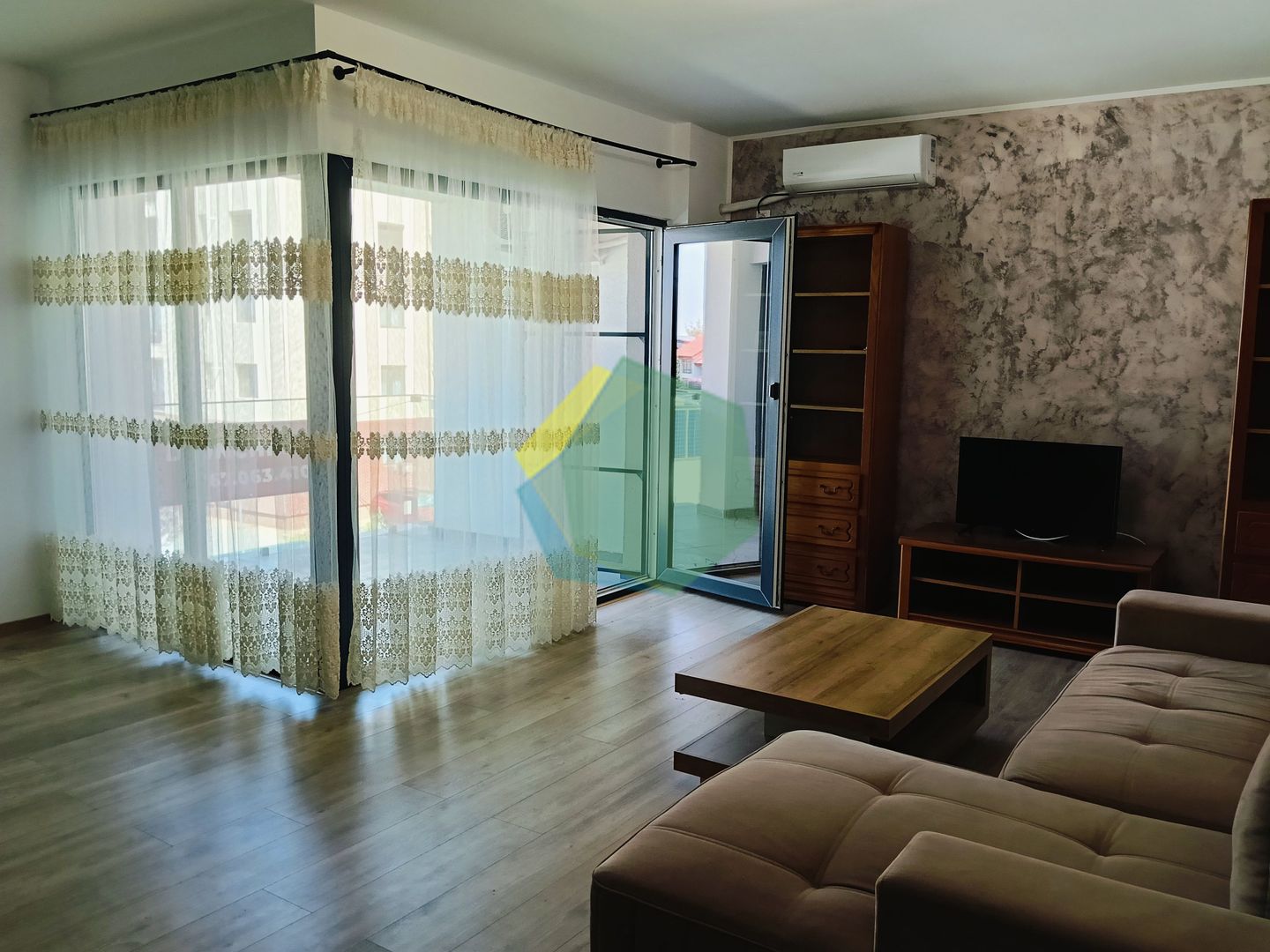 Apartament cu living generos și terasă, disponibil imediat – Otopeni - Poză 2
