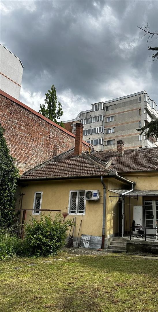 Casa Ultracentral dublu front acces auto - Poză 6