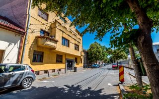 Apartament în centru cu acces auto și garaj propriu - Poză 1