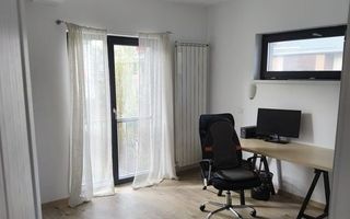 Casă spațioasă, renovată complet, într-o zonă liniștită - Poză 10