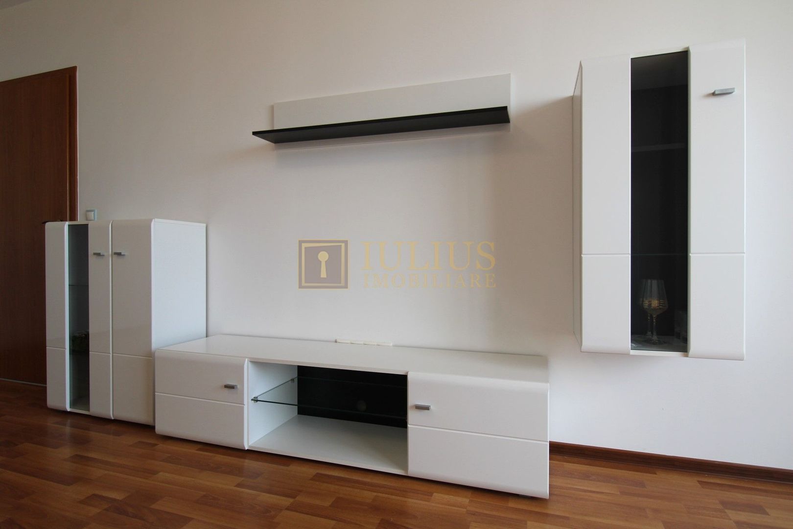 Aradului; decomandat, bucatarie inchisa. Parcare privata inclusa. - Poză 5