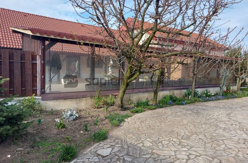 De vanzare casa si spatiu de restaurant in Tarian - Poză 13