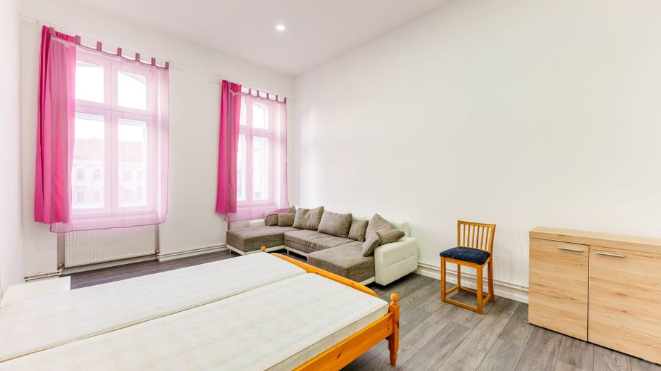 Apartament ultracentral cu 3 camere Arad - Poză 1