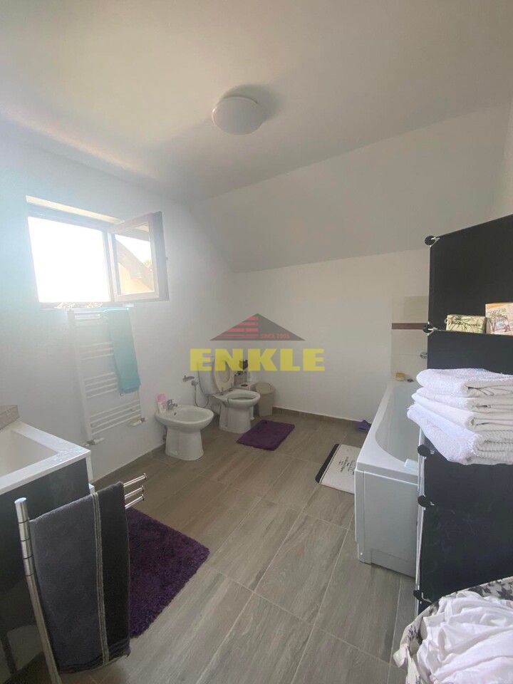 Casa , P+1+teren, 500 mp,situata in Curtesti ,pret 155000 Euro,mobilata si uitilata - Poză 4