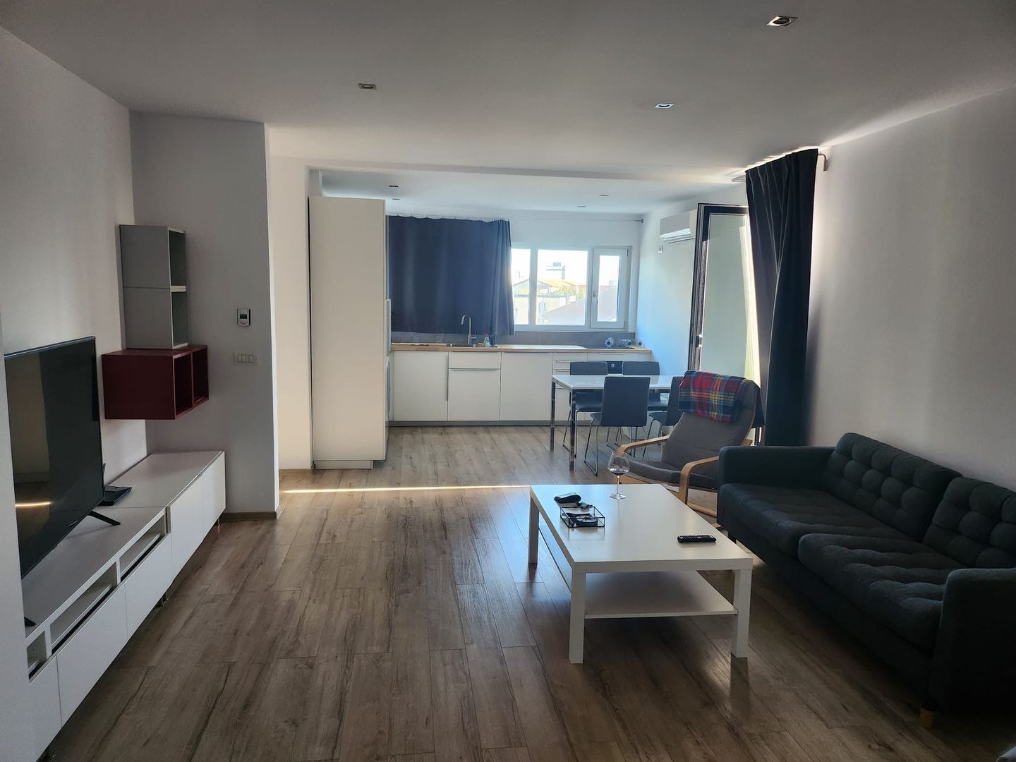 Apartament spatios cu 2 locuri de parcare - Poză 1