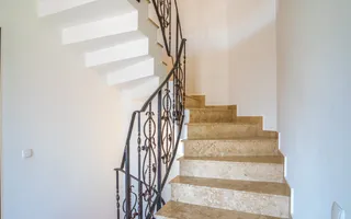 9 camere, 5 bai, spatiu hobby, gradina, garaj,locatie buna - Poză 19