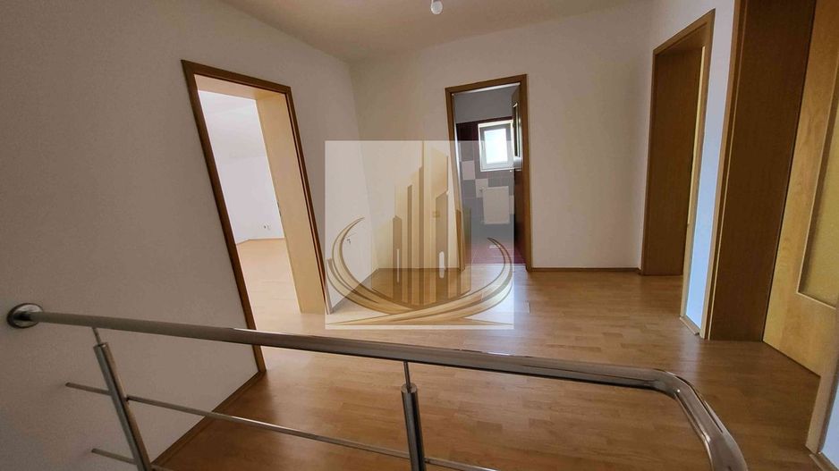 Casă spațioasă, versatilă – ideală pentru firmă sau locuință - Poză 9