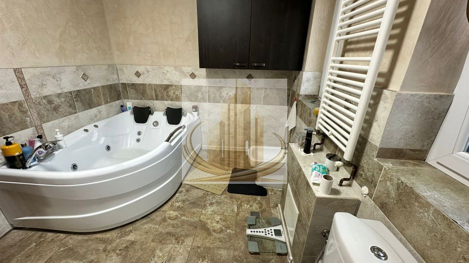 Casă premium cu panouri solare, stație EV, anexă locuibilă și grădină - Poză 16