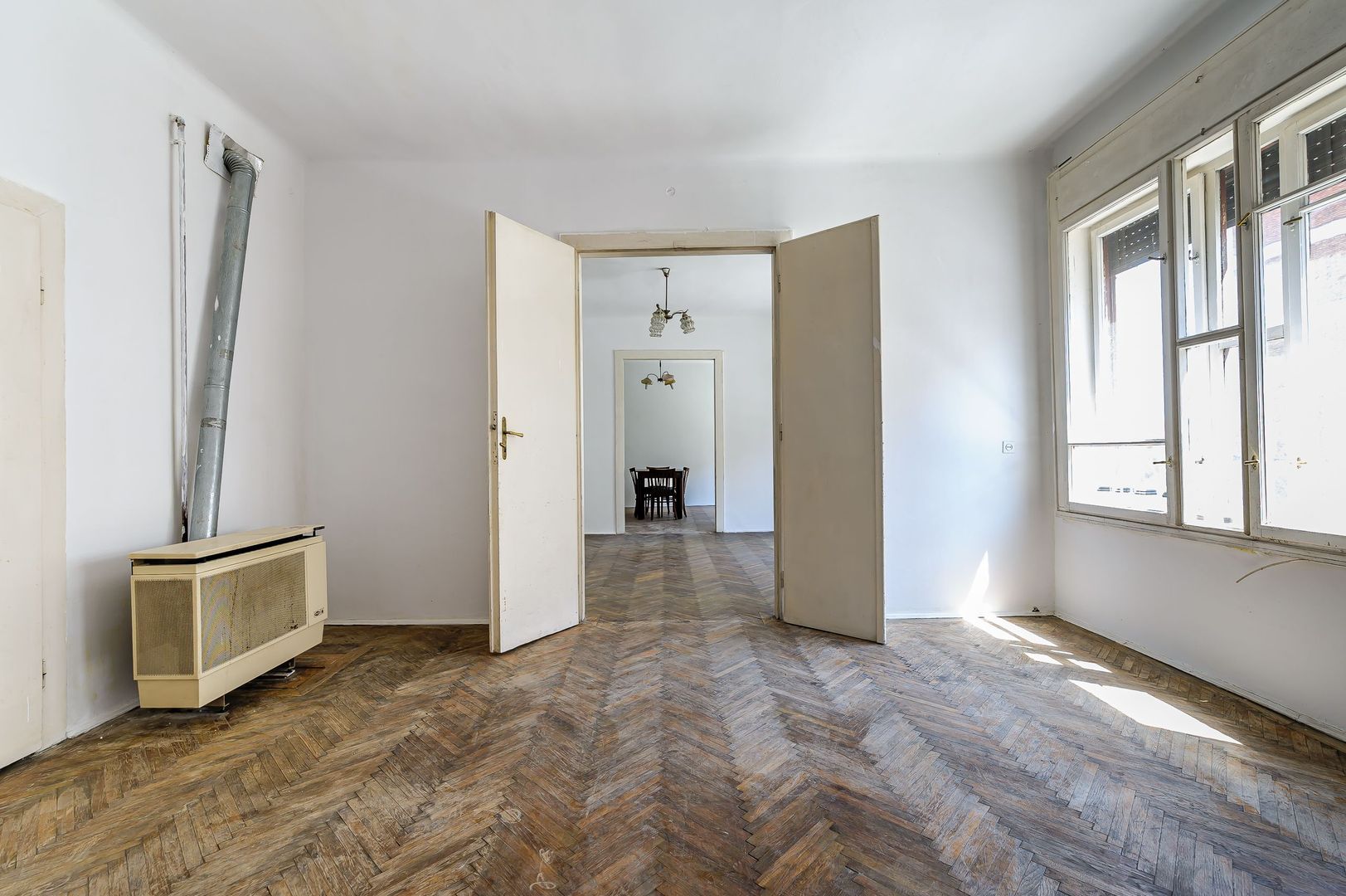 Apartament la etajul 1 în zona Pieței Reconcilierii. - Poză 3