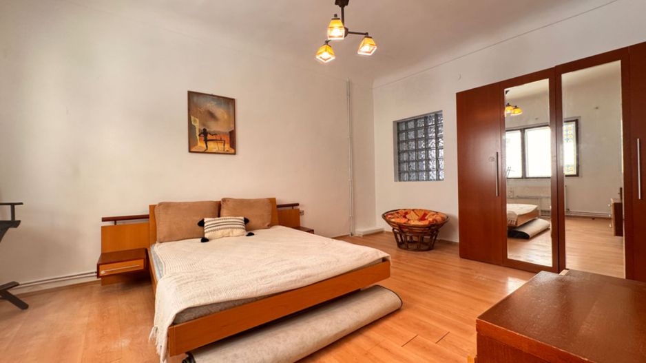 Apartament spațios la curte comună – zonă centrală, Oradea - Poză 1
