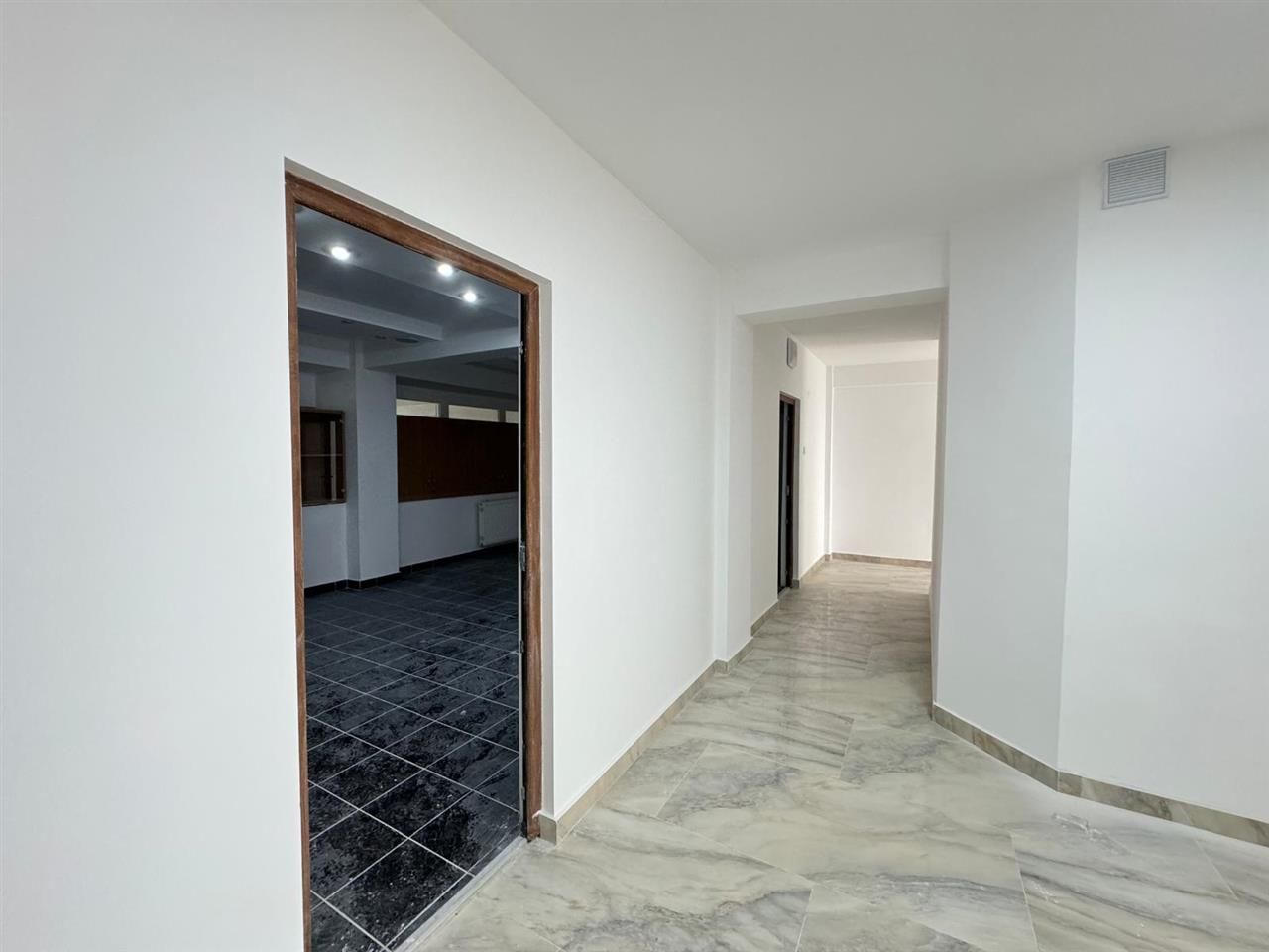 Spatii comerciale moderne de inchiriat, in cladire recent renovata - Poză 15