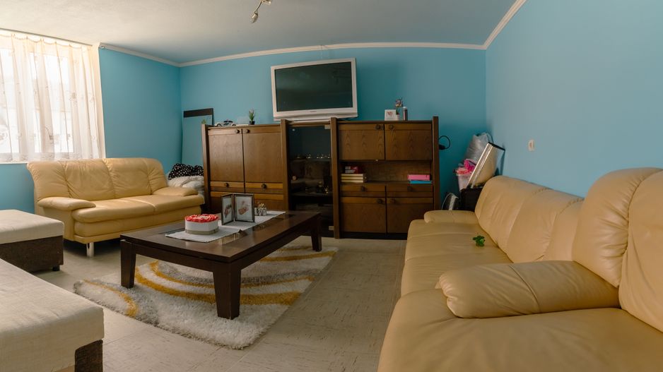 Casă cu teren 3332mp în Bătania - Poză 1