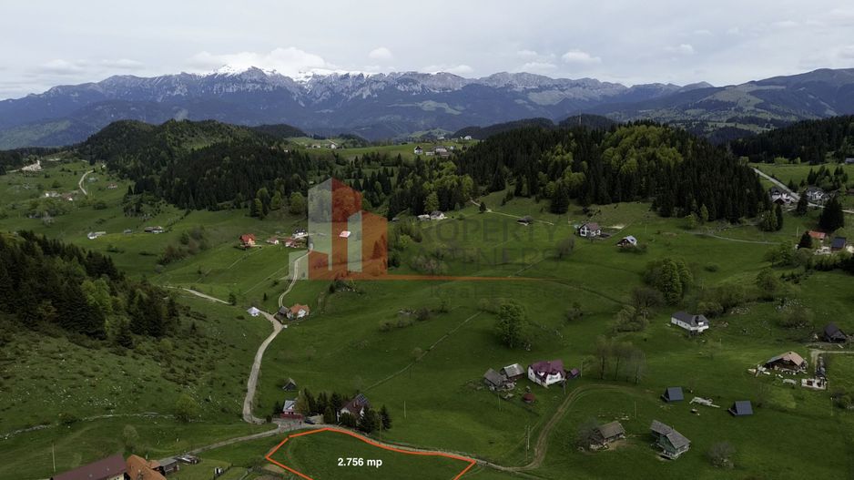 Teren Fundata cu vedere la muntii Bucegi - Poză 1