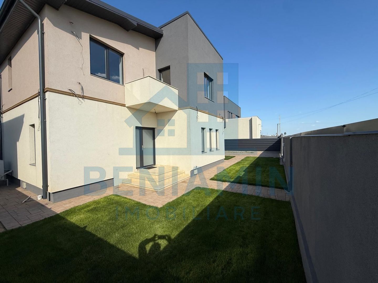 Casa Moderna-Damila-3 dormitoare-curte amenajata-La cheie-Asfalt - Poză 1