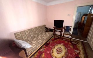 Casă cu arhitectură pragmatică în zona Port - Poză 3