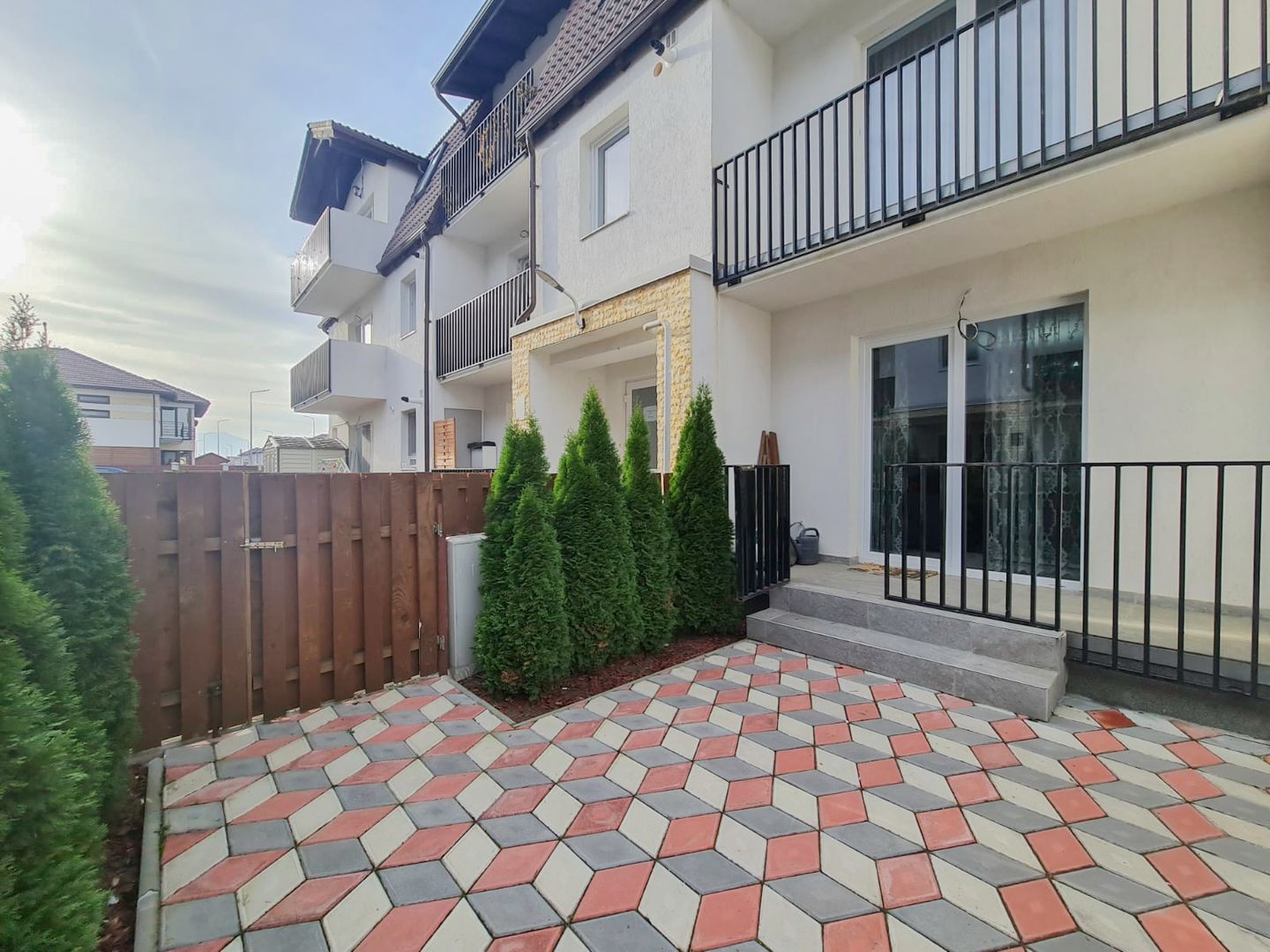 Apartament nou, mobilat și utilat - 3 camere, 2 bai și curte - Poză 5
