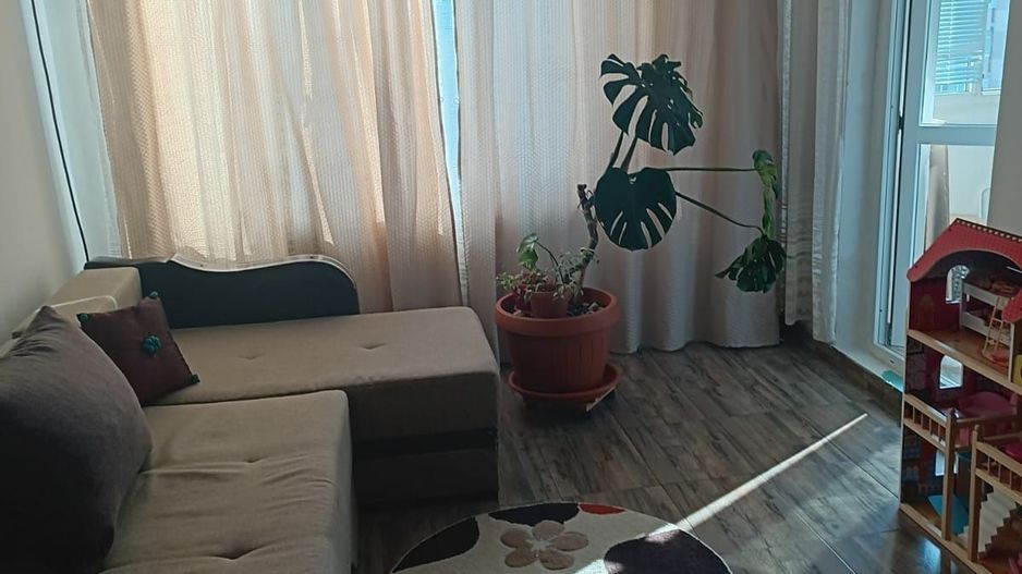 Apartament 4 camere. Zona Panselelor. Cu Centrala. - Poză 1