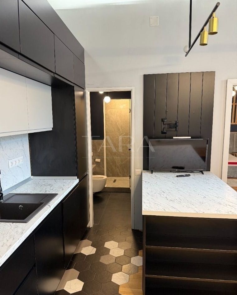 Apartament renovat cu curte comună în zona Piața Mihai Viteazul. - Poză 6