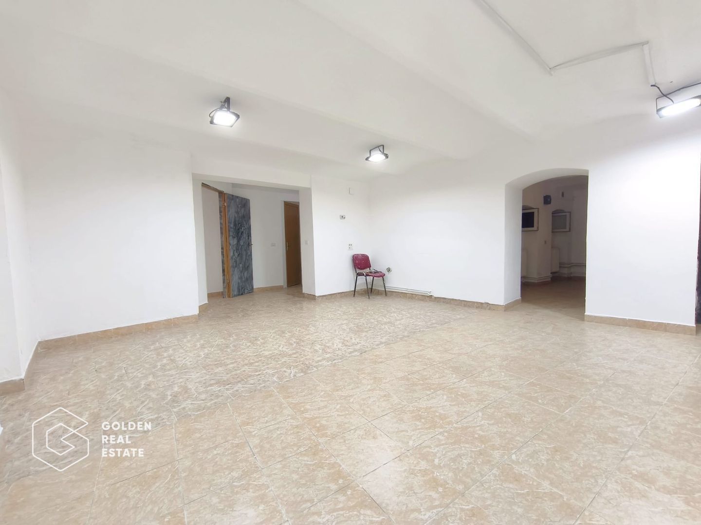Spatiu langa Piata Catedralei, intrare din strada, str. Vasile Goldis - Poză 2